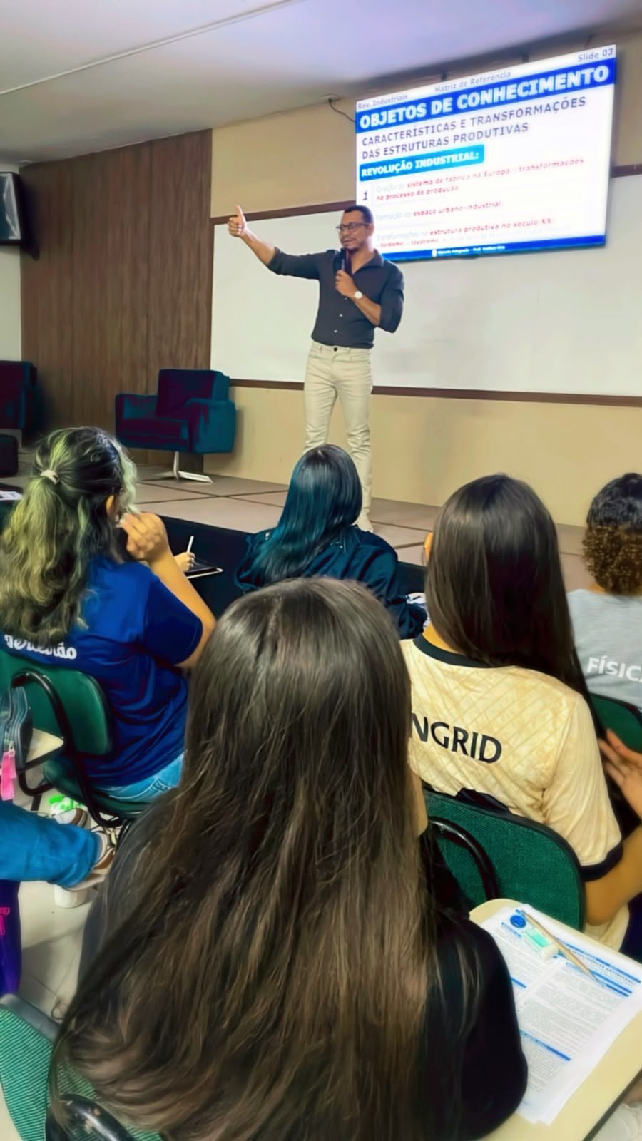 Professor conduzindo uma revisão em sala de aula