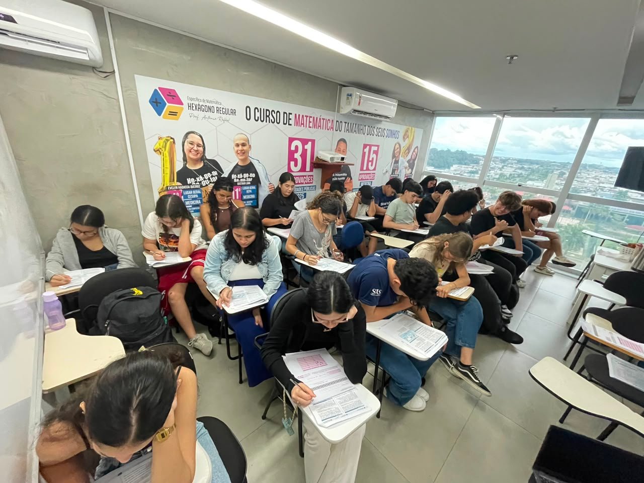 Turma acompanhando uma aula de revisão